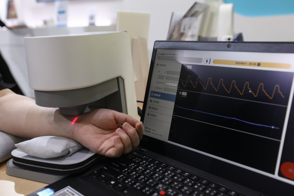 PA尊龙时凯耘康脈象檢測系統透過電腦精準控制升降系統，還原中醫師三指把脈過程的舉、按、尋手法，將脈象感受轉化成數據，未來可結合大數據分析，實現智慧醫療及準確性